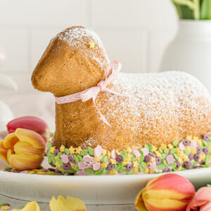 Eierlikör Osterlamm im Blumenbeet