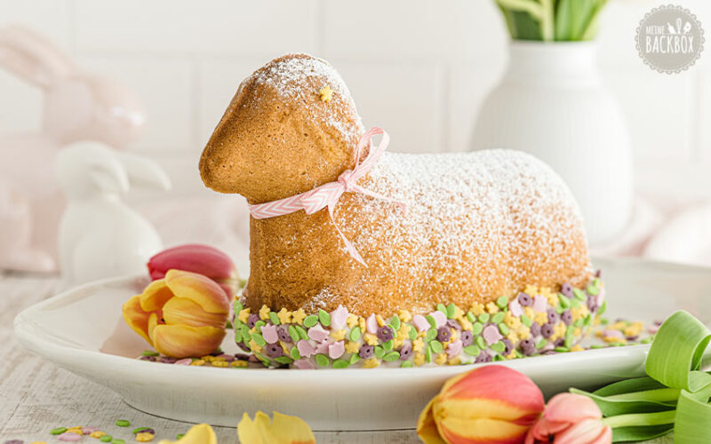 Eierlikör Osterlamm im Blumenbeet