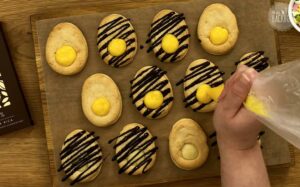 Marzipan Pfauenaugen Rezept: Eierlikörfüllung in die Mulden füllen