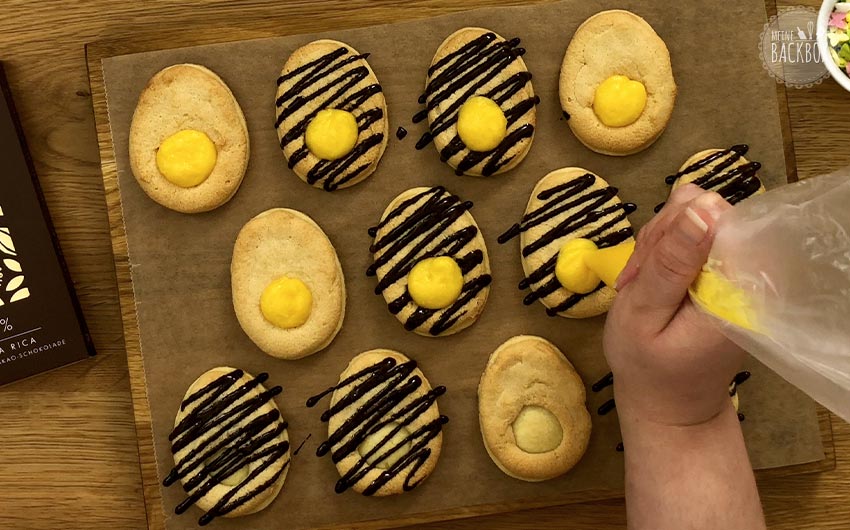 Marzipan Pfauenaugen Rezept: Eierlikörfüllung in die Mulden füllen