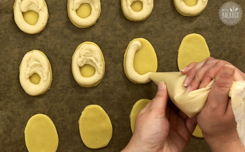 Marzipan Pfauenaugen Rezept: Marzipan-Masse aufspritzen