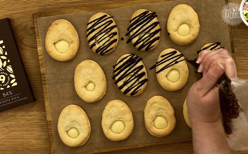 Marzipan Pfauenaugen Rezept: mit Schokolade verzieren