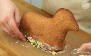 Osterlamm Rezept: mit Streuseln dekorieren