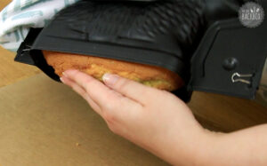 Osterlamm Rezept: Kuchen stürzen