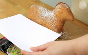Osterlamm Rezept: mit Puderzucker bestäuben