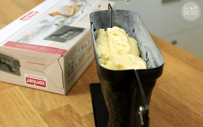 Osterlamm Rezept: Teig einfüllen