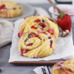 Erdbeer Puddingschnecken mit Wildbeer-Tee Glasur