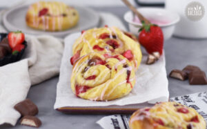 Erdbeer Puddingschnecken mit Wildbeer-Tee Glasur