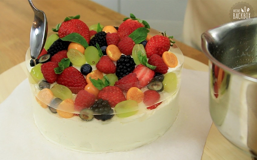 Jelly Cake: Gelee auf den Kuchen geben
