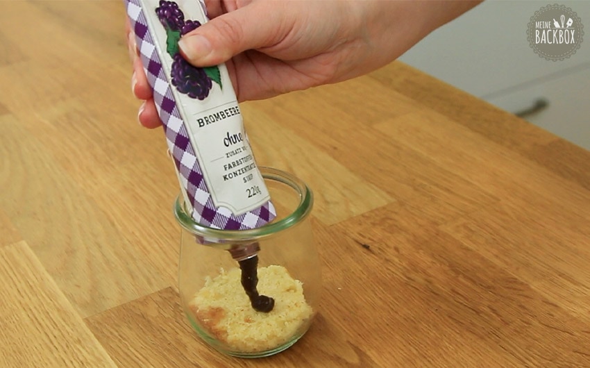 Beeren Mini Trifles: Marmelade in Glas geben