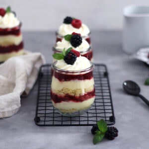 Beeren Mini Trifle mit frischen Beeren