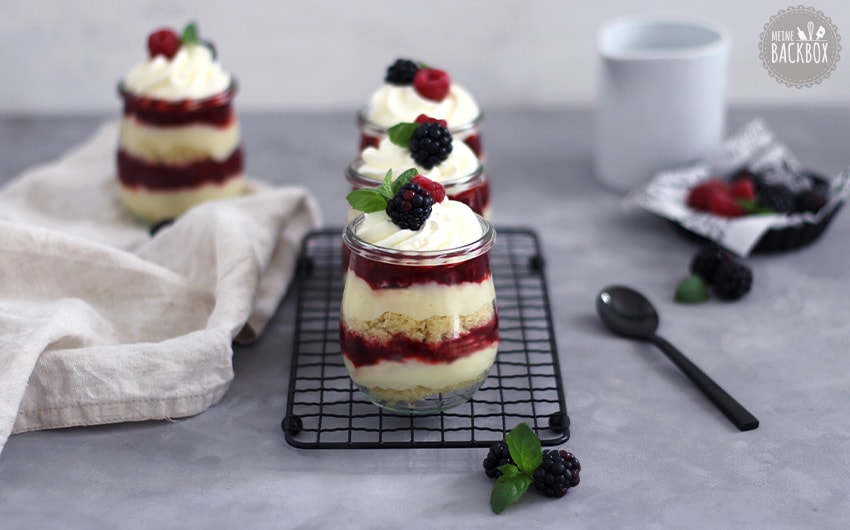 Beeren Mini Trifle mit frischen Beeren