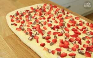 Puddingschnecken mit Erdbeeren und Schogetten belegen