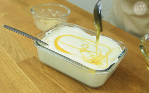 Lemon Cheesecake Eiscreme mit Zitronensirup toppen