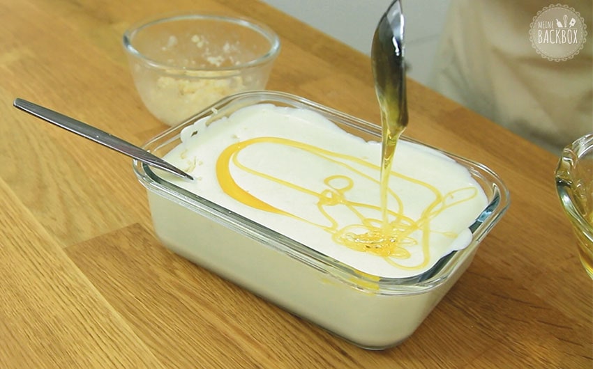 Lemon Cheesecake Eiscreme mit Zitronensirup toppen
