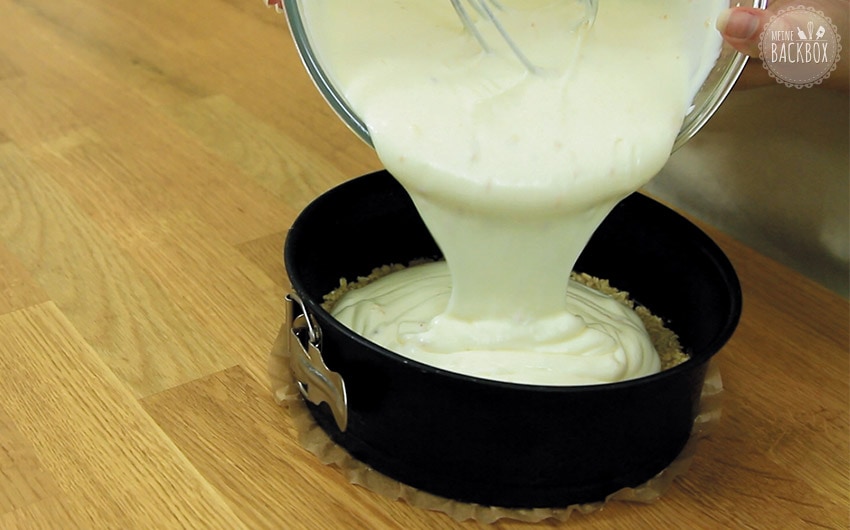 No Bake Coconut Cheesecake-Masse in Form geben
