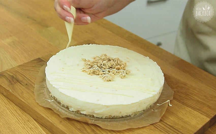No Bake Coconut Cheesecake mit weißer Schokolade verzieren
