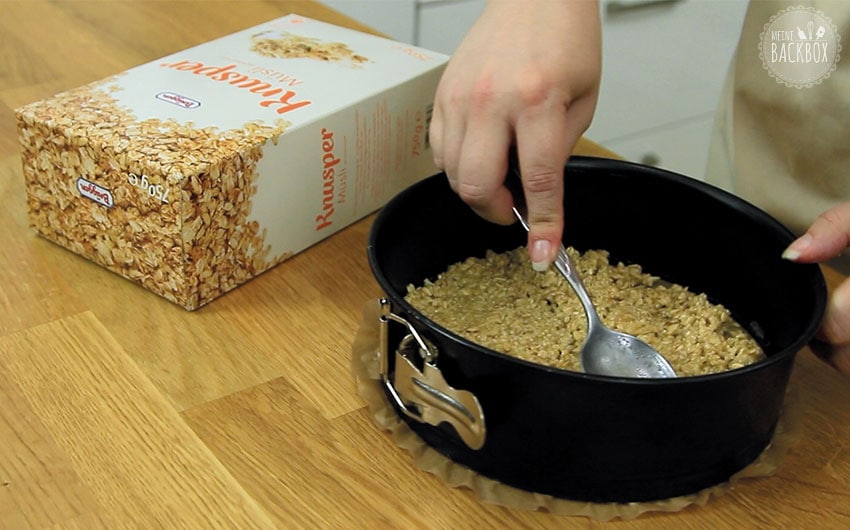 No Bake Coconut Cheesecake: Müsliboden andrücken
