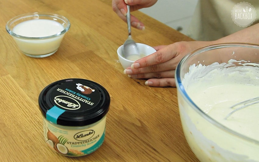 No Bake Coconut Cheesecake: Tortenguss anrühren