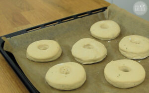 New York Style Bagels: Bagels auf Backblech platzieren