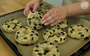 New York Style Bagels: Bagels auf Backblech legen