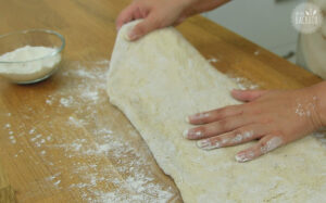 Haferflocken Brötchen: Teig auf Arbeitsplatte ausbreiten