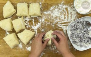 Heidelbeer Quarkbrötchen: Heidelbeerbrötchen verschließen