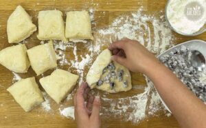 Heidelbeer Quarkbrötchen: Heidelbeeren auf Teig platzieren