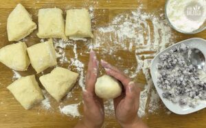 Heidelbeer Quarkbrötchen: Teig zu Kugeln formen