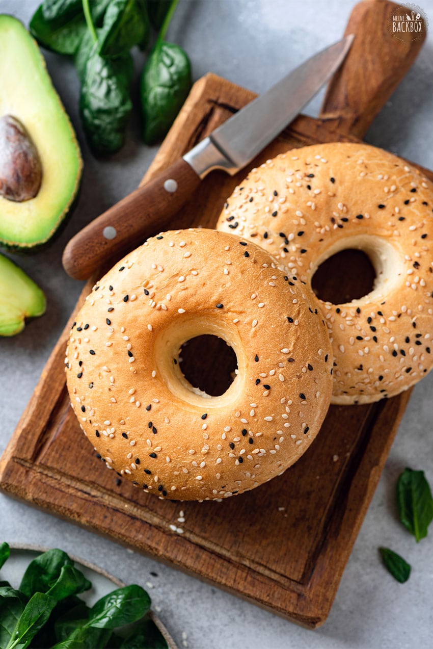 Selbstgemachte Bagels mit Avocado