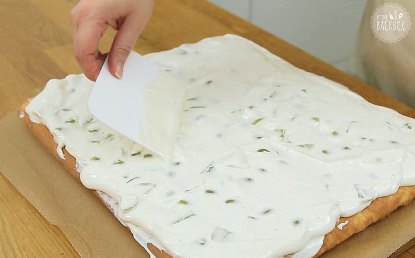 Sekt-Schmandkuchen: Die Creme aufstreichen