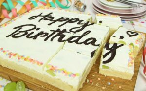 Sekt-Schmandkuchen mit Schokoladen Schriftzug