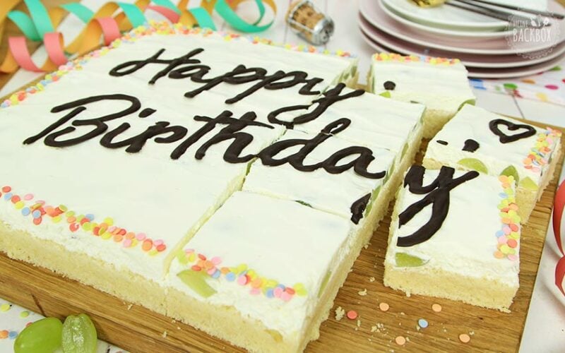 Sekt-Schmandkuchen mit Schokoladen Schriftzug