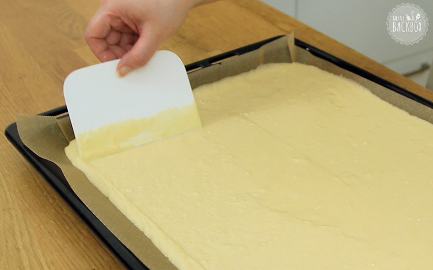 Sekt-Schmandkuchen: Teig auf einem Backblech verteilen
