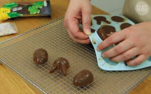 Cookie Dough Pralinen: Pralinen aus der Silikonform lösen