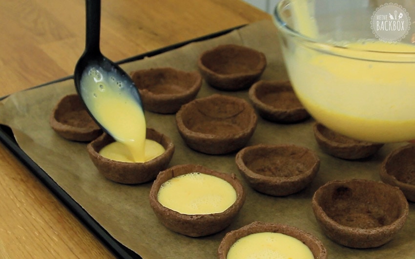 Osternest Tartelettes: Orangenmasse in Körbchen einfüllen