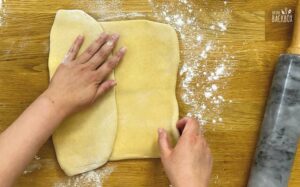 Mini Sauerteig Croissants: Teig ein Drittel einklappen