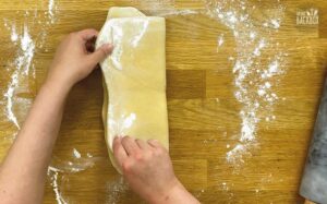 Mini Sauerteig Croissants: Teig dreilagig einklappen