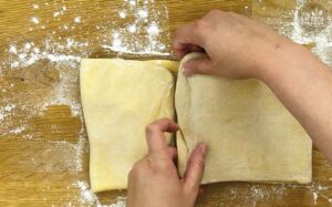 Mini Sauerteig Croissants: Teig zu einem Viertel und drei Viertel einklappen