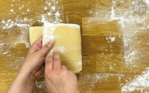 Mini Sauerteig Croissants: Teig mittig falten