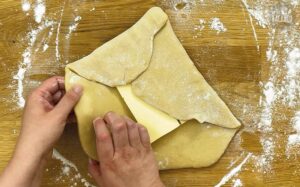 Mini Sauerteig Croissants: Teig wie einen Briefumschlag falten