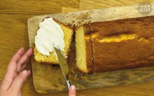 Fruchtige Kuchensandwiches: Frischkäsemasse auf die Scheibe streichen
