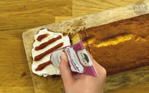 Fruchtige Kuchensandwiches: Fruchtaufstrich auf der Scheibe verteilen