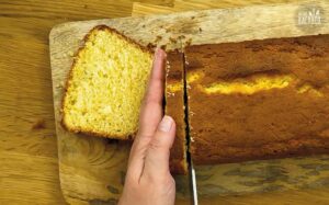 Fruchtige Kuchensandwiches: Kuchen in Scheiben schneiden