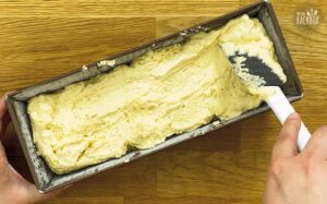 Fruchtige Kuchensandwiches: Teig in die Kastenform füllen