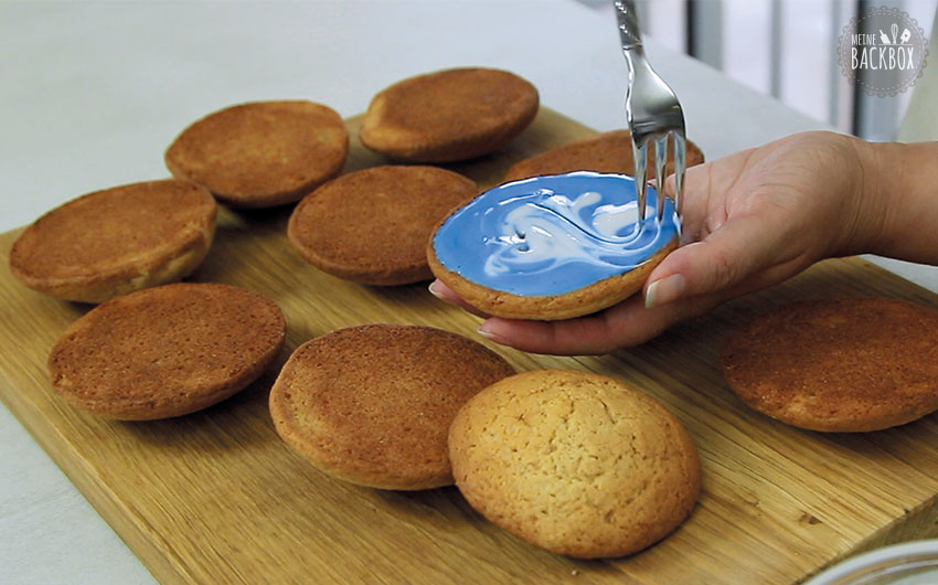 Amerikaner Rezept: Blaue Glasur mit weißer Glasur verswirlen