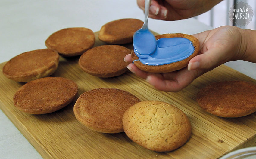 Amerikaner Rezept: Blaue Glasur verteilen