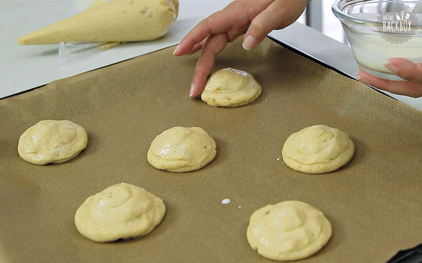 Amerikaner Rezept: Teig mit den Fingern glatt streichen