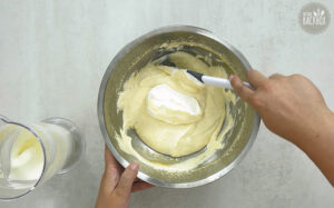 Parfait Rezept: Sahne unter die aufgeschlagene Ei-Limetten-Masse heben