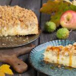 Herbstlicher Apfel Käsekuchen mit Streusel und Salzkaramell-Sirup